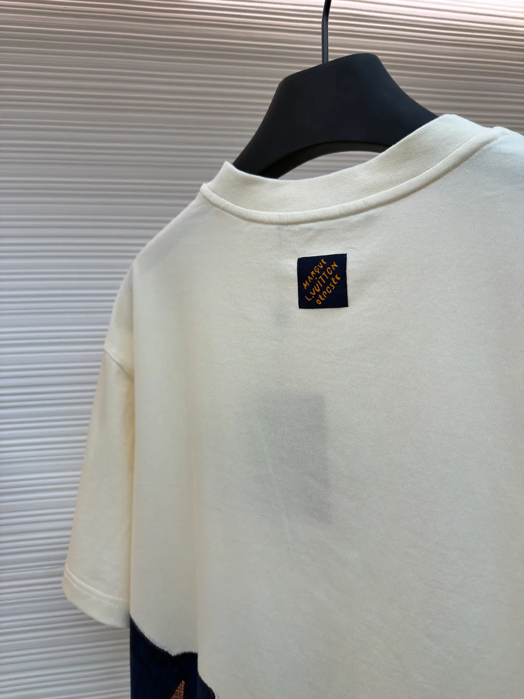 LOUIS VUITTON letter printed short-sleeved T-shirt ●Original version: purchased and developed by 10070 ●Item number: 1680688-A35 ●Fabric: pure cotton double yarn fabric ●Technology: printing production ●Version: fitted version ●Weight: about 205 grams ●Size: XS-S-M-L ●Description: The fabric is made of 220 grams pure cotton double yarn fabric It is soft and skin-friendly, highly breathable, and the positioning cutting process oversizes the loose and large version, making the upper body very slimming. The overall wiring is straight and delicate, the fabric is comfortable and soft, and the color is consistent without color difference. It can be matched with the same style to create a fashionable look and control various occasions. Customized accessories, complete with three standards, same style for men and women!